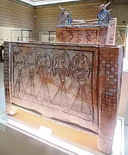 Larnax mycénien représentant des pleureuses. Tanagra, XIIIe siècle av. J.-C..