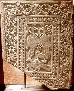 Panneau de marbre byzantin : croix grecque et paons affrontés. Église d'Agios Gregorios le Théologien, Thèbes. 871/872 apr. J.-C..