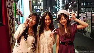 De jeunes Japonaises faisant un signe en V (2010).