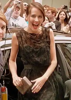 Amy Acker (Béatrice)