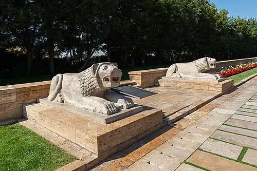Allée des lions.