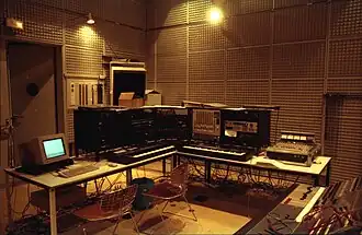Un studio musical de l'IRCAM en sous-sol et équipé de différents synthétiseurs.