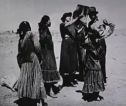 Infirmière avec une radiographie devant un groupe de Navajos.