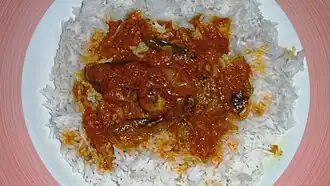 Prêtes à déguster en curry avec du riz.