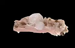 Analcime sur sérandite du mont Saint-Hilaire, Québec (4,8 × 2 cm).