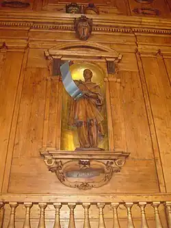 Photo d'une statue en bois d'Hippocrate dans le théâtre anatomique de Bologne.