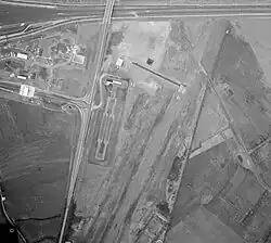 Ancien aérodrome d'Ancenis en 1981 et sa piste en dur (autoroute Nantes-Angers construite)