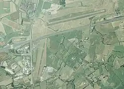 L'ancien aérodrome d'Ancenis et le nouveau en 1999 (piste enrobée 08/26)