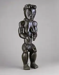 Statue d'ancêtre féminine eyema byeri, gardien de reliquaire. Fang « du Sud », Okak. République gabonaise ou Guinée équatoriale, 19e-début 20e. Bois, métal, H. 64&nbsp;cm