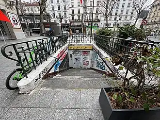 Ancien accès à l'angle du boulevard Saint-Martin et de la rue René-Boulanger.