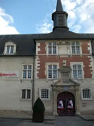 Entrée de l'ancien collège des jésuites.]