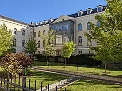 Aile de l'Hôtel-Dieu d'Étampes (la verrière est un ajout postérieur (1910) reconstitué vers 2010).