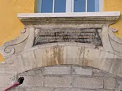 Plaque au-dessus de l'entrée.