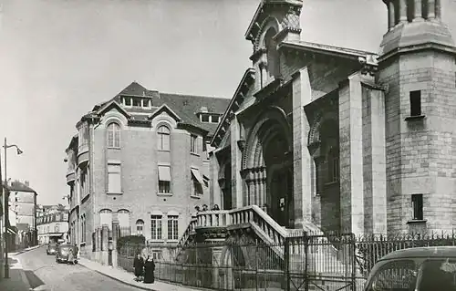 Vue de l'ancien bâtiment de l'hôpital de la Croix Saint-Simon, construit en 1920 et remplacé à partir de 2010 par un bâtiment moderne.