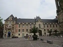 Façade sur la place François-Mitterrand.