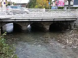 Pont routier Boulevard Jules Guesde. Le tablier a été reconstruit sur les arches du pont-canal de Troyes.