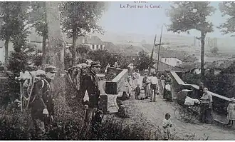 Premier pont sur le canal avec au 1er plan des douaniers du bureau de Crévic