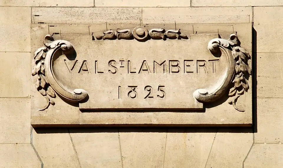 Cartouche « Val St Lambert 1825 ».
