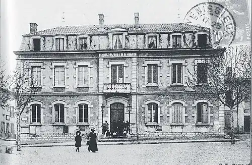 La façade de la nouvelle mairie commandée par le maire Napoléon Sublet, elle fut inaugurée en 1882.