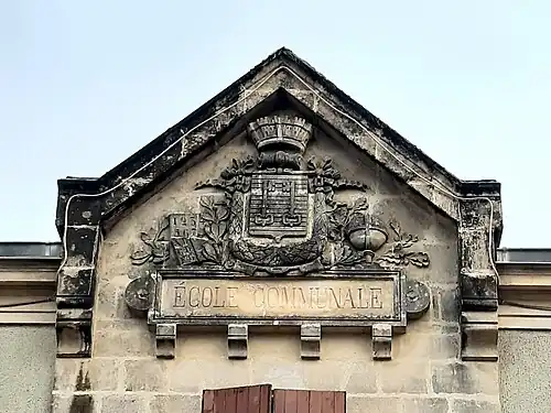 Fronton de l'ancienne école communale de Saint-Médard, orné du blason de Mont-de-Marsan