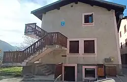 Ancienne école de Bonvillard, reconvertie en salle communale au rez-de-chaussée et gîte aux étages. Le four à bois du village est desservi par la porte la plus basse tout au-dessous.