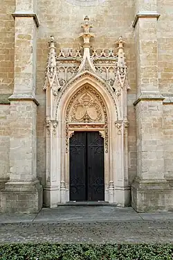 Portail de style néogothique.