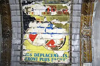 Ancienne affiche remise au jour lors du retrait du ccarrossage des quais.