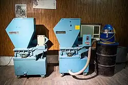 Des déchiqueteuses ayant servi à la destruction de documents lors de la prise de l'ambassade.