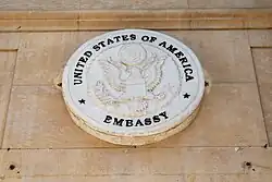 Le grand sceau des États-Unis au dessus de l'entrée.