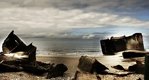 Trois barges de la Seconde Guerre mondiale coulées par les Allemands sur les plages du Havre pour faire des obstacles, puis renflouées et déplacées à Octeville.