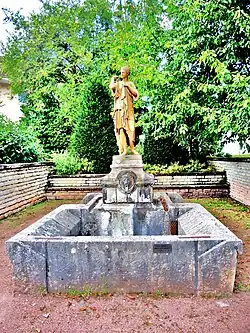 Ancienne fontaine ornée.