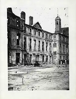 Photographie en noir et blanc de l'ancienne gendarmerie côté jardin, dont la façade subsiste.