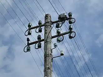 Ligne téléphonique avec l'ancienne configuration en fils nus sur isolateurs, aujourd'hui disparue.