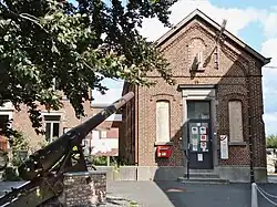 La petite ancienne maison communale et le canon de 1918