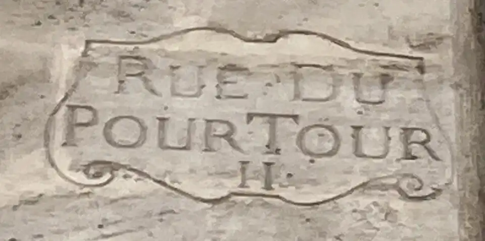 No&nbsp;4 : plaque gravée dans la pierre, rappelant l’ancien nom de la rue.