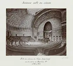 Vue de la même salle pendant le premier empire, avec une statue de Napoléon derrière le bureau du président.