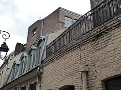 Vue de l'ancienne usine au-dessus des toits