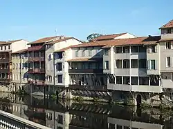 Vieilles maisons de tisserands, papetiers, tanneurs et parcheminiers sur l'Agoût.