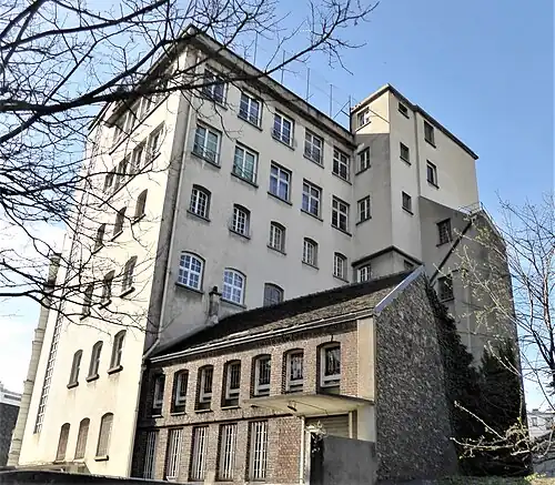 Anciennes mégisseries au Nord de la cour de l'école privée « Sœur-Rosalie ».