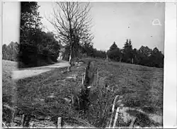 Anciennes tranchées sur la route (1915)