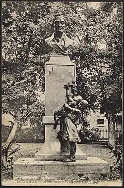 Photographie ancienne montrant une statue dans la quelle le buste d'un homme âgé surplombe des enfants montrant leur reconnaissance.Ancienne statue en hommage à François Mousnier dans le square des Champs Élysées (actuellement jardin Pierre-Mendès-France) à Issoudun en 1916. Fondue pendant la guerre 39-45 afin de fabriquer des munitions, elle a été remplacée depuis par un buste en pierre.