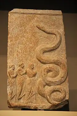 Stèle représentant Zeus Meilichios sous la forme d'un serpent devant des fidèles. IVe&nbsp;siècle&nbsp;av. J.-C., Athènes. Altes Museum.