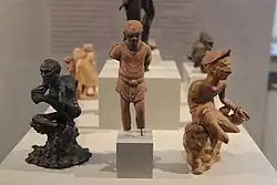 Bossu assis, bronze H. 16&nbsp;cm. Homme au nez difforme et cul-de-jatte mendiant, terre cuite. IIIe – Ier&nbsp;siècles AEC. Altes Museum