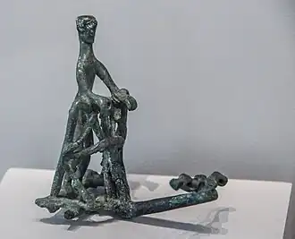 Aurige conduisant son char. Bronze. Altes Museum, Berlin.