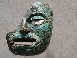 Masque enduit de turquoise