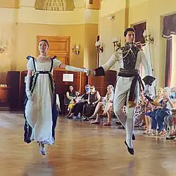 Andréa Blanchet et Joffrey Tarrade en plein Menuet Premier Empire lors du Championnat de France 2022.