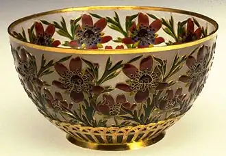 Coupe aux anémones, plique-à-jour et or (1903), Baltimore, Walters Art Museum.