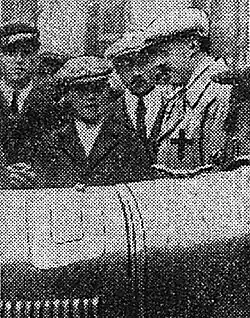 Photo de plusieurs hommes derrière une voiture.