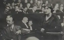 une femme d'une trentaine d'années, élégamment vêtue, à la barre des témoins.