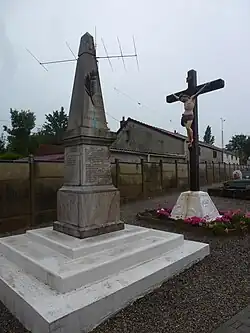 Le monument aux morts à gauche.